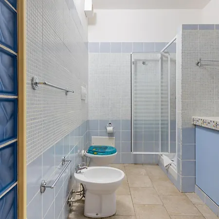 아파트 Guesthost Bright With Private Parking