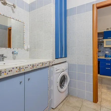 Guesthost Bright With Private Parking Apartment *